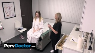 Sweet Babe Fucked By Horny Doctor And His Nurse Assistant Regarder