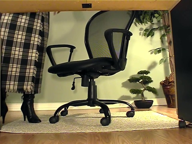 Sekretärin Mit Stiefeln Masturbiert Sich Unter Dem Schreibtisch