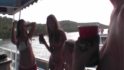 Inflável Pênis e Esferas de Mardi Gras na Buceta