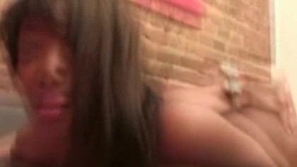 فاتنة الأبنوس ميني يحصل لها كس حلق يؤكل ثم انها تمتص ديك كبيرة