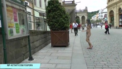 Doce tímido nikola nu nas ruas públicas
