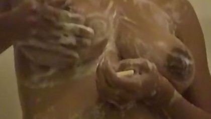 Gia وتبين لها الثدي الطبيعية و كس في حين أخذ دش