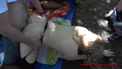 نيكول يحصل مارس الجنس في حديقة عامة قبل رجال غريب