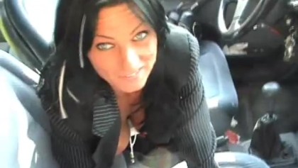 Zwei Frauen Mit Schwarzen Haare Saugen Einen Schwanz Im Auto