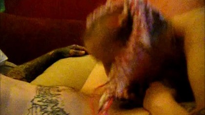 Розовая волосатая девочка получает лицо выебанная и сперма в жопе глубоко