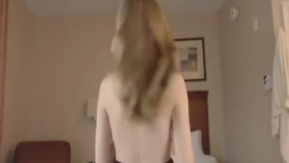 Sexy Blondine necken und geben hot Ruck-off-Anweisungen