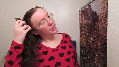 الشعر جورنال: تمشيط طويل مجعد الفراولة شقراء الشعر - الأسبوع 15 (ASMR)