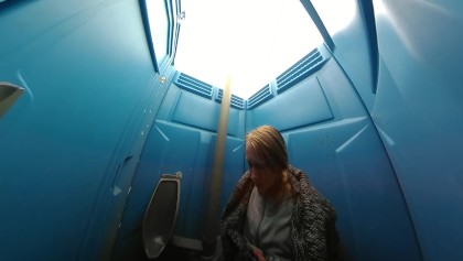 Вуайерист подсматривает в женском туалете
