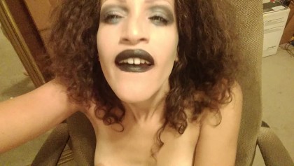 Padrona scopa se stessa con una spazzola per capelli -MissLady666