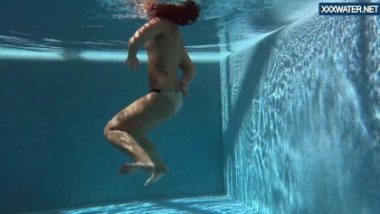 Puzan Bruhova الدهون في سن المراهقة في المسبح