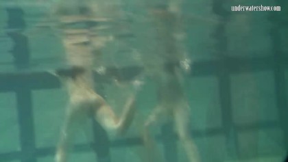 Heißes Mädchen Sima zeigt ihre verführerische Muschi beim Schwimmen unter Wasser