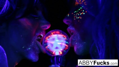 ブラックライトを当てること雨の夜Abigal Mac&エヴァAddams