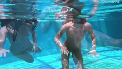 Schwimmen pool nackt Nackt