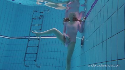 Порно голые под водой видео