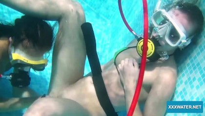 Zwei Nackte Lesben Haben Spaß Am Pool