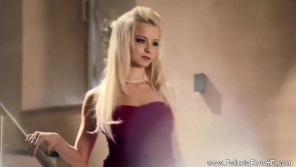 Сексуальная блондинка красиво сосет член - порно видео