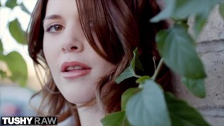 Tushyraw morena Sexy fica com a bunda cheia