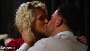 Daha derine. Jessie Sıcak Üçlü İçin Arkadaşını Getiriyor